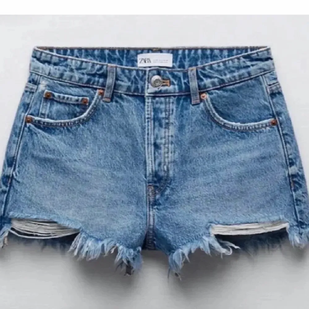 Säljer dessa snygga jeansshorts från zara. 🥰🥰🥰 slutsålda. Tyvärr lite små för mig (kolla sista bilden för egen bild). Shorts.