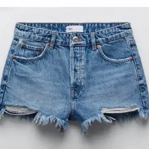 Säljer dessa snygga jeansshorts från zara. 🥰🥰🥰 slutsålda. Tyvärr lite små för mig (kolla sista bilden för egen bild)