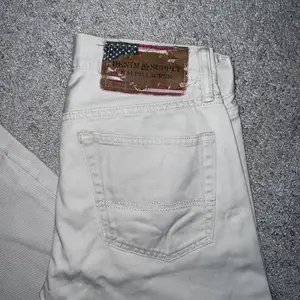 Vitgrå raka jeans. Sitter superfint på med har blivit för små för mig. Passar W27-28. Använda men i bra skick. Säljs billigt. Köparen står för frakt.  