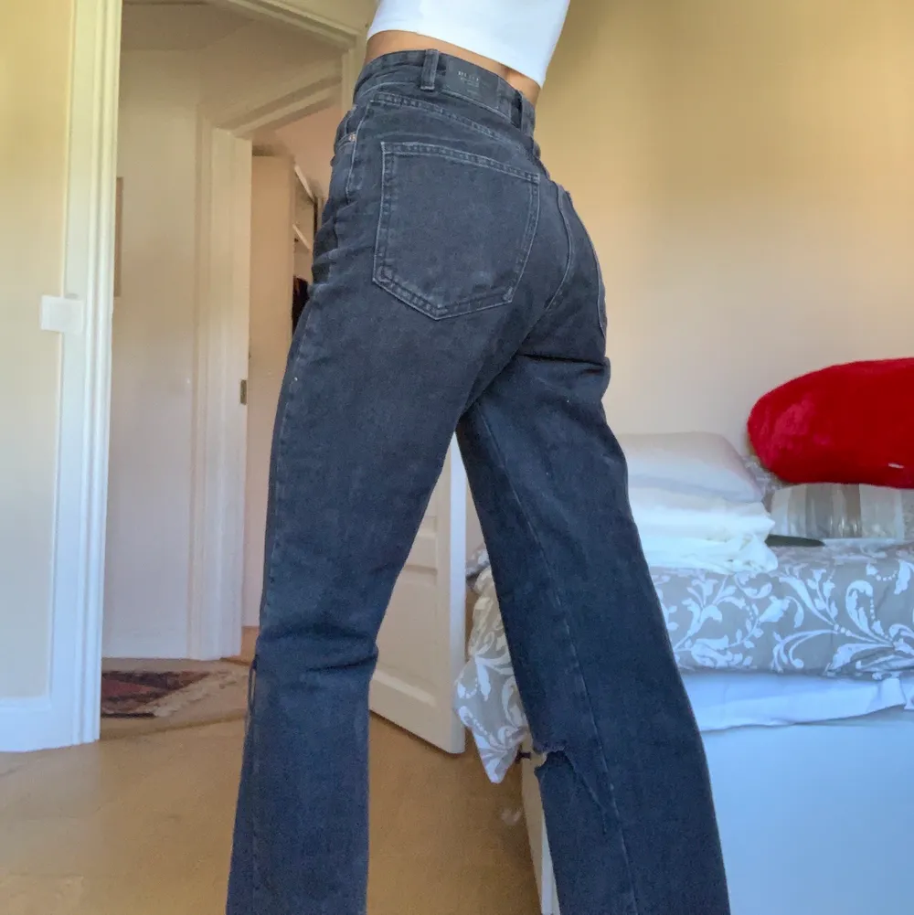 Sjukt snygga, långa och bekväma högmidjade jeans från stadivarius i modell long straight fit. Det är i stl 32 men funkar även för 34. Köpta för nått år sen men inte kommit till så mycket användning. Bud om fler är intresserade🦋🦋. Jeans & Byxor.