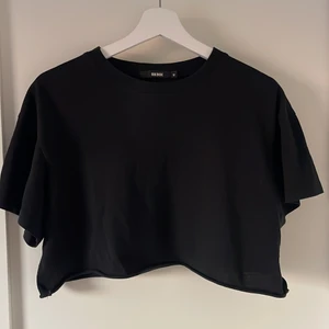 Svart croppad t-shirt - Svart croppad t-shirt från BikBok i storlek M💗 Perfekta basic plagget året om! Köpte för 149kr och säljer för 30+39krfrakt alltså 69kr totalt! 