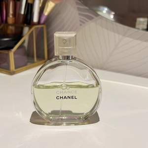 Säljer denna parfym pga att jag inte använder den mer. Parfymen heter Chance eau fraîche och är i 50 ml. Lite mer än halva är kvar. Frakten ingår i priset 🌸