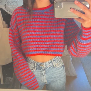 Zara tröja - Röd blå stickad tröja från Zara i strl S. I väldigt bra skick 💙 Priset är exklusive frakt 🌸 ‼️TRYCK INTE PÅ ”KÖP NU”