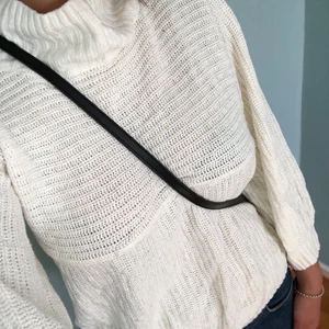 Stickad tröja - Jätte snygg vit stickad tröja ifrån monki💕💕 Köpare står för frakt men kan även mötas upp i Göteborg❤️ Skriv privat för flera bilder💕💕