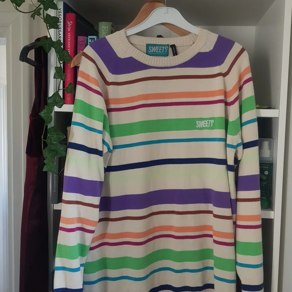  Mysig färgglad tröja som knappt använts av mig. Köpt på plick, i väldigt fint skick. ☀️🐬 pris diskuterbart. Stickat.