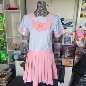 Sailor outfit rosa kjol och topp  - Sailor outfit! Det står xxxl på det men det är asiatiska storleken. Skulle säga att den är en L Kjolen är 95cm runt.