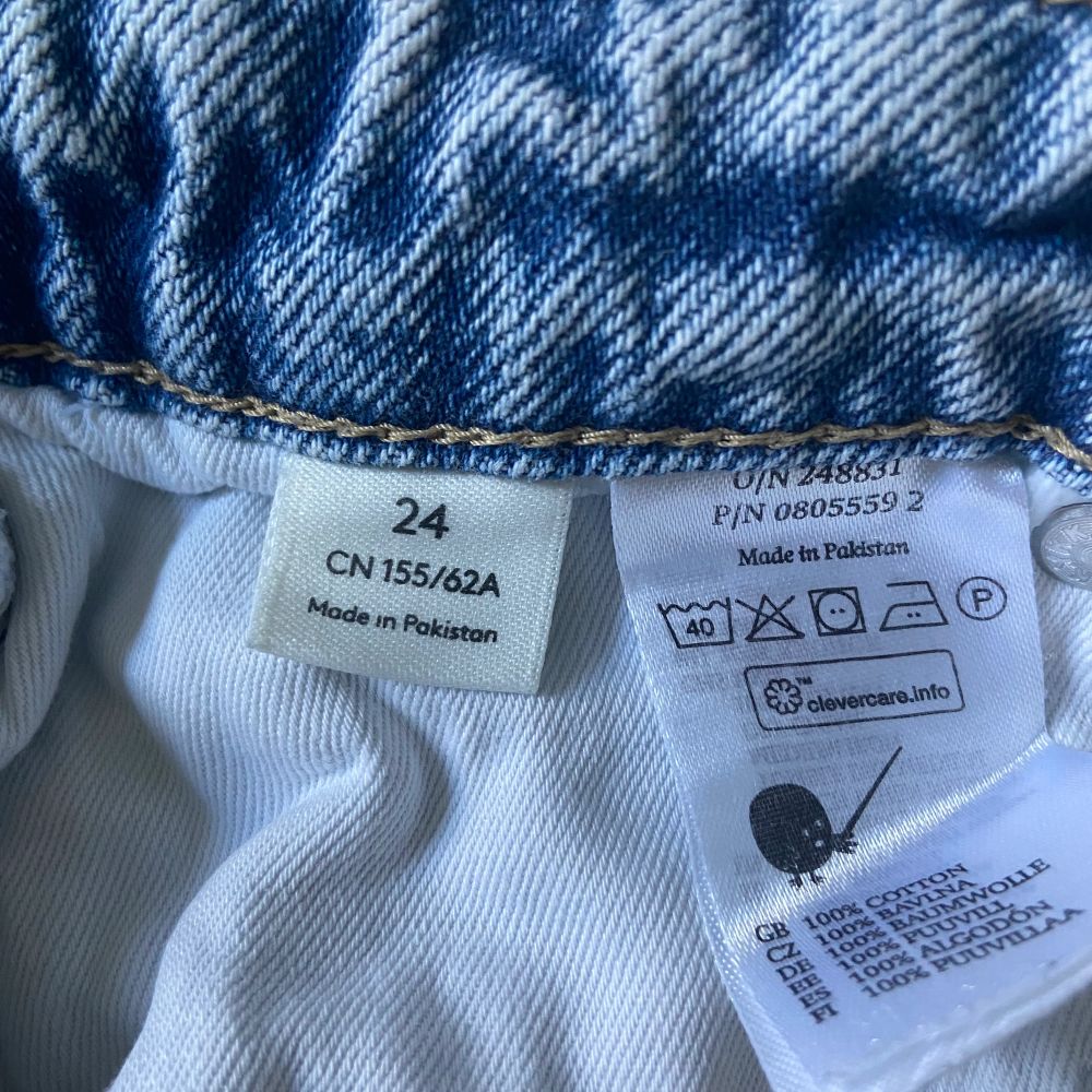 Raka jeans från Monki med jättebra passform!  Säljs pga att dom inte kommer till användning Använda fåtal gånger🤍  Passar mig bra som är ca 1,60❤️. Jeans & Byxor.