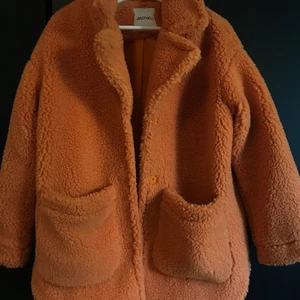 TeddyJacka - Orange teddyjacka från Monki, Storlek XS