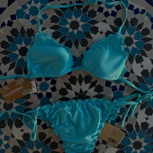 Bikini Formentera  - Säljer denna så fina bikini från Calzedonia i modellen,  Överdel, Padded Triangle Bikini Top Formentera, 70B/65C Underdel, Tie Brazilian Bikini Bottoms Formentera, M 