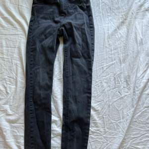 Ett par grå svarta jeans som är som nya , är dock lite skrynkliga på bilden då dem legat i en flyttkartong 