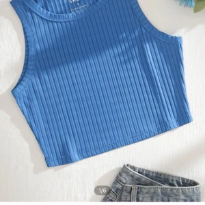 Topp Shein - Säljer nu pågrund av att den är för liten. Pris 30 kr plus 66 kr frakt