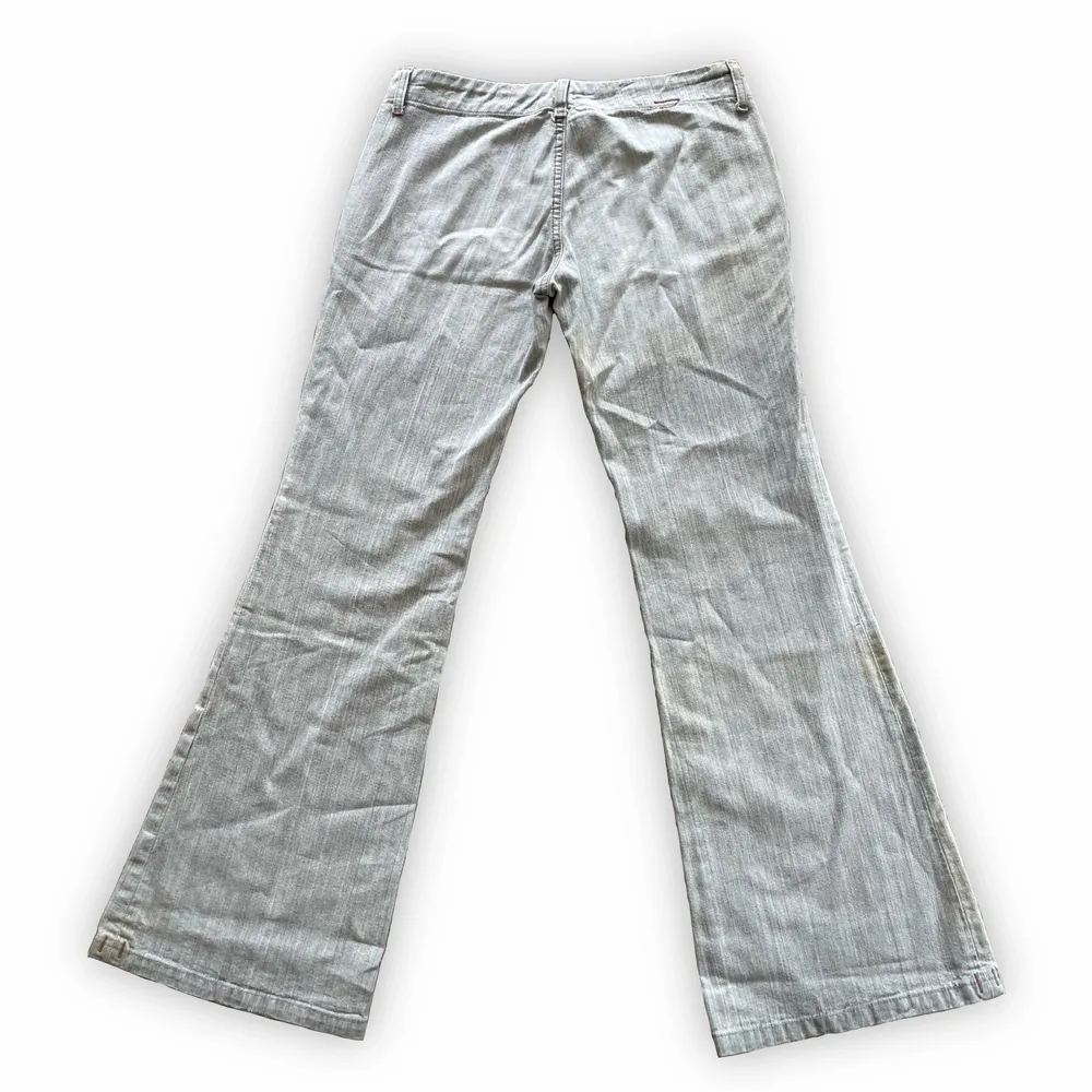 Supersnygga ljusgråa Diesel jeans från 00-talet utan bakfickor! Dom är lågmidjade med flare cut! I fint skick förutom små missfärgningar längst ner (se bild 2) MÅTT// Midja-73cm Innerbensmått-77cm Jag är 170cm lång!💋. Jeans & Byxor.