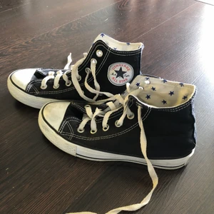 Converse - Ett par converse i bra skick. Utgångspriset är 150kr + frakt. Kontakta mig vid frågor. De är fortfarande tillsalu. Hör av er vid intresse💗 Just nu ligger budet på 210kr + frakt