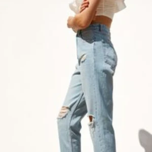 Zara Mom Jeans🦋 - Säljer ett par fina slutsålda mom jeans från zara som är helt oanvända. De kommer ej till användning då jag fick dem längesen och är endast provad. Den har slits på knäna, låret och lite vid knäppning, väldigt fin färg och lite blekning. Materialet är väldigt skönt och dessutom gylfen🦋 Kom privat för mått och ev fler bilder!! Köpt för 399 kr, men säljer för 90 kr.