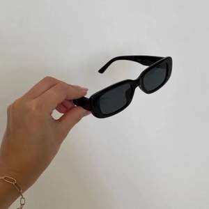 Säljer dessa jättefina solglasögonen ifrån NA-KD!☀️ Om det är flera intresserade så blir det budgivning på de. Vid frågor eller vid direkt köp så är det bara att kontakta mig privat!💕