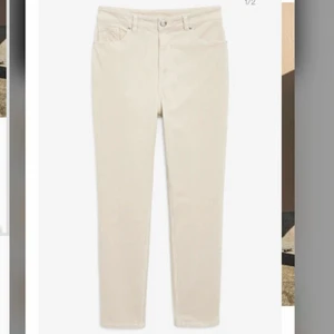 Monki manchesterbyxor - Ljusbeige/creme-färgade manchesterbyxor från Monki!! Storlek 38 :-) lånade bilder från Monkis hemsida för att få en bild av hur modellen ser ut på! Sitter korta i benen