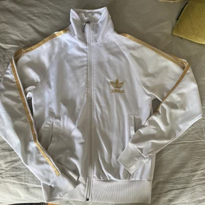 Adidas Kofta - Säljer min adidas kofta! Står att det är storlek xxs men skulle säga att den passar allt från xxs-s  Har tyvärr en mindre defekt på ärmen