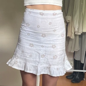 Kjol strl xs - Vit kjol med ljusbruna blommor *Lite genomskinlig vilket går att se på bilden