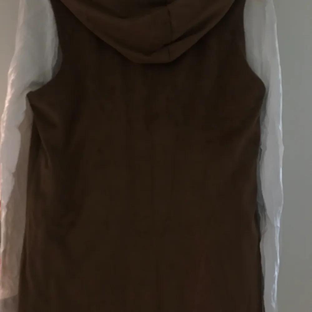 Sammetstyget är en kamelbrun färg som bärs på hösten under en skjorta, men skjortan är inte till salu. Stickat.