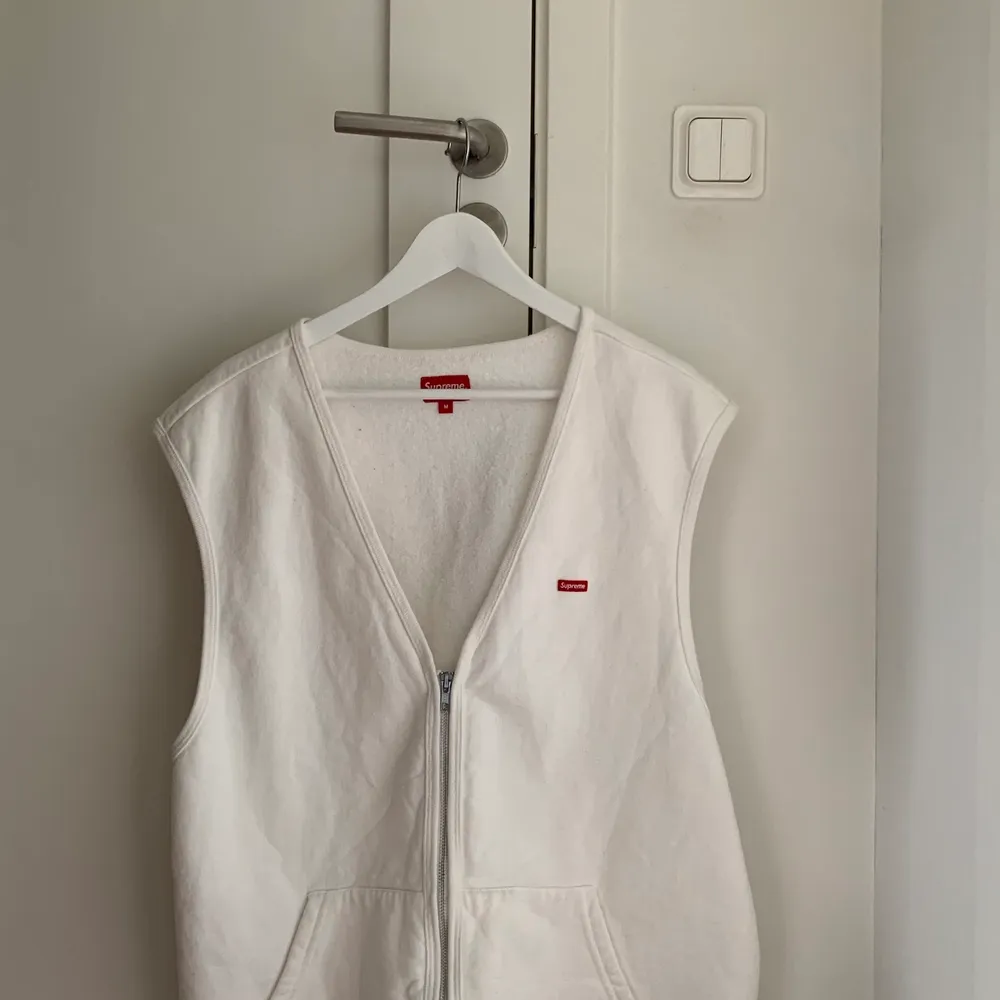 Supreme väst, använd 2 gånger, nyskick i storlek M, funkar både med hoodie under eller bara t-shirt. Tröjor & Koftor.