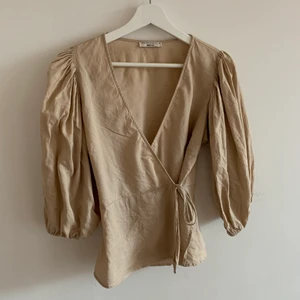 Blus med puffig arm - Blus med knyt i midjan, 55% linen. Använd ett fåtal gånger. Fint skick. 