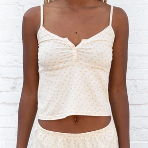 Brandy Melville topp - EJ SÅLD! Säljer denna jättefina brandy Melville topp för att den inte kommer till användning. Den är inte mycket använd och är i bra skick💚 tveka inte att skriva om du har någon fråga