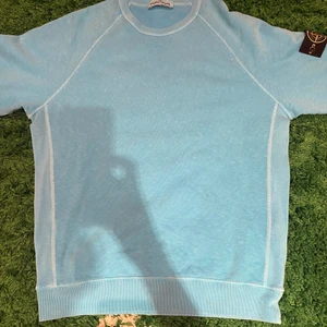 Stone Island sweatshirt - Alldeles ny Stone Island tröja (Stone washed blue). Köpt på Stone island butiken vid Stureplan. Säljer p.g.a att den aldrig kommer till användning. Använd 1 gång.