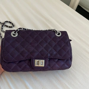 Lila väska  - Denna fina lila väska är köpt 2012 i Valencia Spanien, endast använd ett fåtal ggr och är i väldigt bra skick!💘