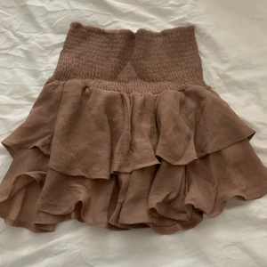 Kjol - Använt en gång, lite kort för min smak annars skön och fin💕 i priset ingår frakt🤩