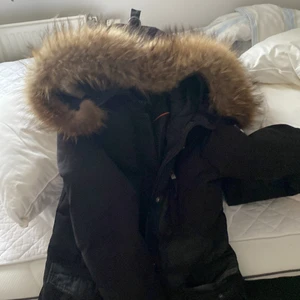 Hollies  jacka - Äkta hollies jacka storlek 36, köpt för 5000kr ifrån Miinto. Det är äkta päls men vill man ha fejk så har jag det oxå. Vill bara bli av med den då jag inte använder längre där av de billiga priset. Vid snabb affär får man den billigare💕