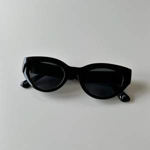 Snygga solglasögon i nyskick, använda en gång! Köparen står för frakt 🖤 Samfraktar gärna! 