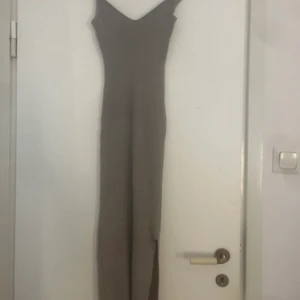 Grå klänninh - Säljer denna jätte fina gråa klänningen aldrig använd bara testad inget fel på den den kommer ba inte till användning 🤍