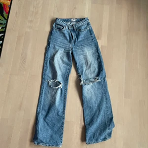 Raka jeans  - Raka jeans med hål detalj på knäna  Pris: 70 kr  Stl: XXS  (Passar XS) Lager 157 modell: Boulevard 