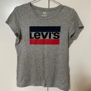 Säljer en äkta Levis t-shirt i storlek S Använd ett par gånger, har inga defekter. Köpt för 200 kr, säljer för 100 (+frakt)