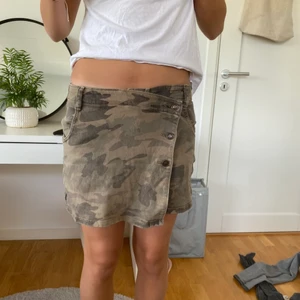 Kjol/shorts  - Säljer dessa shorts, som även är som en kjol på framsidan. Skick som nya. 