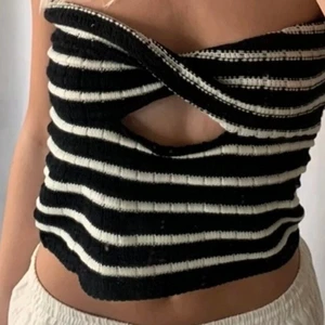 Stickad topp - (Första bilden är lånad men samma storlek som jag har i dessa) Säljer 2 stycken utav dessa i strl S som om flera intressenterad finns det två stycken!  jag verkligen ÄLSKAR dessa toppar men då jag gjorde en fel beställning så fick jag hem 3 ist för 1☺️  