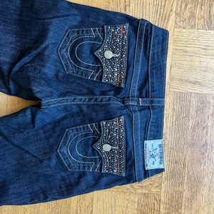 True religion - Sjuuukaste true religion byxorna, köpa i brooklyn dyrt för några år sen. Ljusrosa diamanter på fram å bakfickorna. Size 27 men skulle lätt fungera på en 28 oxå. Visas på en waist 25-26. Bootcut ofc!💖 swish betalning! 