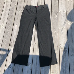 Kostymbyxor  - Ett par randiga kostymbyxor från street one i storlek 38 och dem är ganska lågmidjade och jätte bra skick