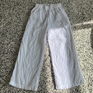 Linnebyxor  - Säljer dessa linnebyxor från GinaTricot! Dessa är i väldigt bra skick, använda fåtal gånger, tvättade en gång. Säljer eftersom de är för långa för mig. Om många är intresserade blir det budgivning. Pris: 300kr+frakt. Kom privat för fler bilder/frågor! :) 