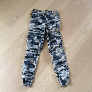 Cargopants  - Cargopants från Madlady! Sitter som en smäck, men tyvärr för små för mig… skulle säga att de passar både xs,s och en mindre m. 