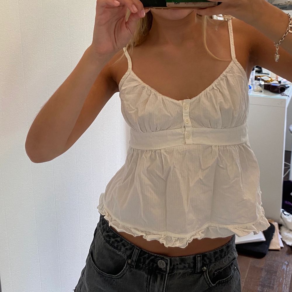 Säljer denna populära gulliga topp! Perfekt nu i sommar! Fraktar endast och köparen står för frakten!💕 kan frakta på en gång! Toppen finns fortfarande kvar!. Toppar.