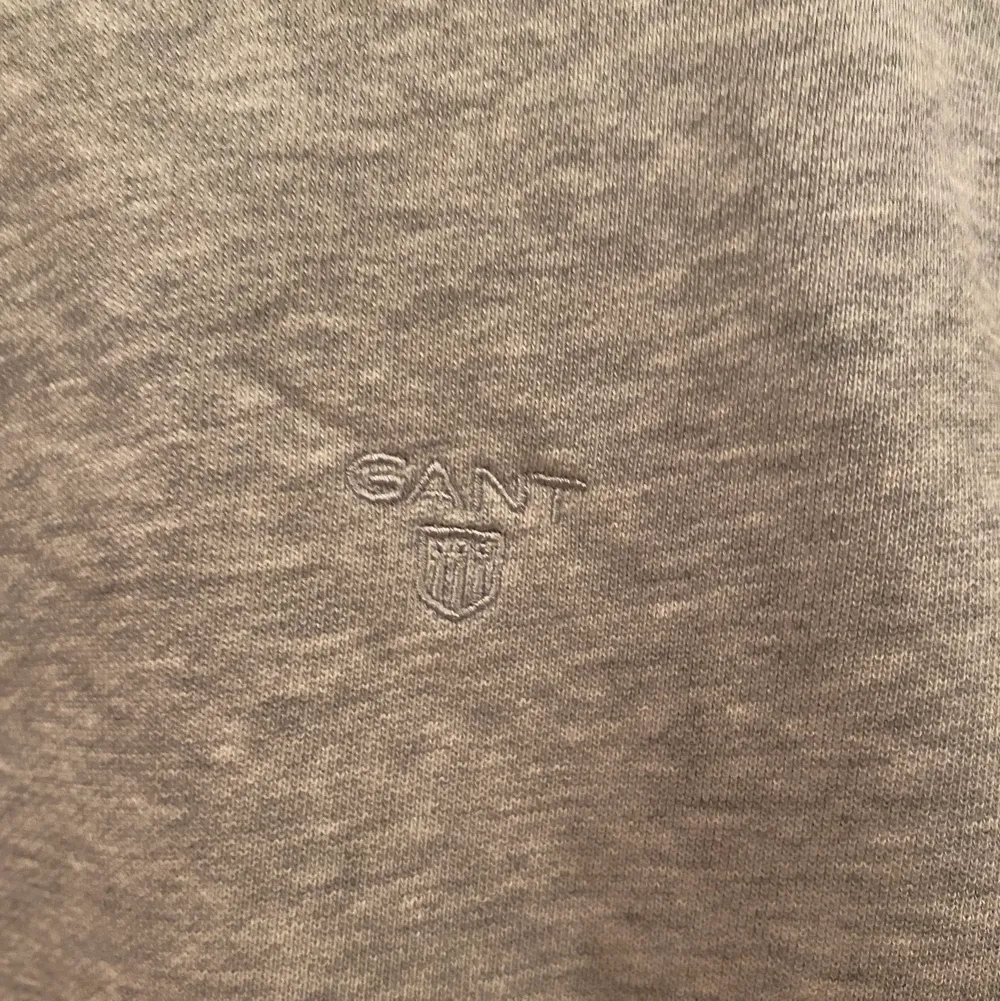 En grå tröja från Gant.  Har ett litet gant märke på bröstet. Använd ett par gånger men är i bra skick.. Tröjor & Koftor.