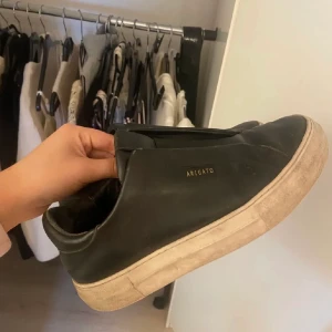 axel arigato skor - Svarta Axel arigato skor i okej skick🤍 Storlek 38