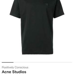 Säljer denna T-shirt från Acne Köpt på Farfech för 1100kr Oanvänd Storlek M/S 500kr