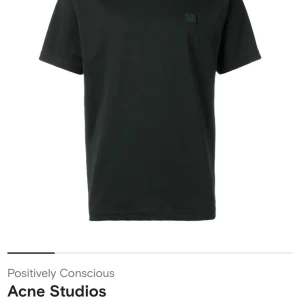 Acne T-Shirt - Säljer denna T-shirt från Acne Köpt på Farfech för 1100kr Oanvänd Storlek M/S 500kr