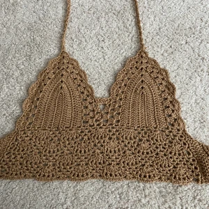 Brun stickad topp - En gullig stickad top, aldrig använd. 30+frakt