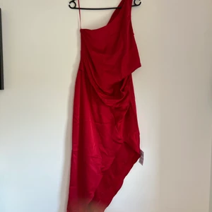 Draperad one-shoulder midi klänning - aldrig använd - Aldrig använd klänning från ASOS. Satin  Nypris 659kr