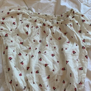 Topp från H&M - Ny tröja, knappt använd i storlek 146/152