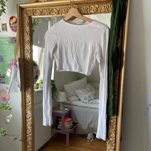 Asos tröja  - Vit långärmad och croppad tröja från asos. Några små fläckar men inget man tänker på