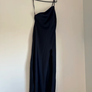 Slipklänning i satin - aldrig använd - Aldrig använd klänning från Asos, one shoulder, satin, nypris 569kr